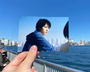 AIB Netfix BTS 02.jpg (67 KB) A photo of Arisu on the bridge, the screenshot is held by someone's hand, and the person is standing in the same place where the scene was filmed