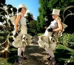 Gwen Stefani como los Tweedles en el video "What You Waiting For?" del álbum 'Love. Angel. Music. Baby.'