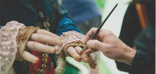 Adding the "hands' stains" to Hatters' look.