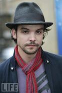 600full-andrew-lee-potts