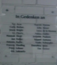 Die Gedenktafel an die verstorbenen SDF-Tänzer