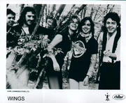 Wings circa 1976. Left to right: Joe English, Denny Laine, Linda McCartney, Jimmy McCulloch, Paul McCartney.
