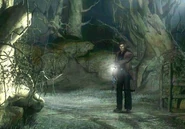 Linterna Carnby.jpg (54 kB) Edward usando la linterna