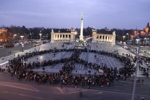 BUDAPEST Heroes Square 1-peace sign2007.jpg