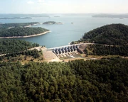 749px-Broken-bow-spillway