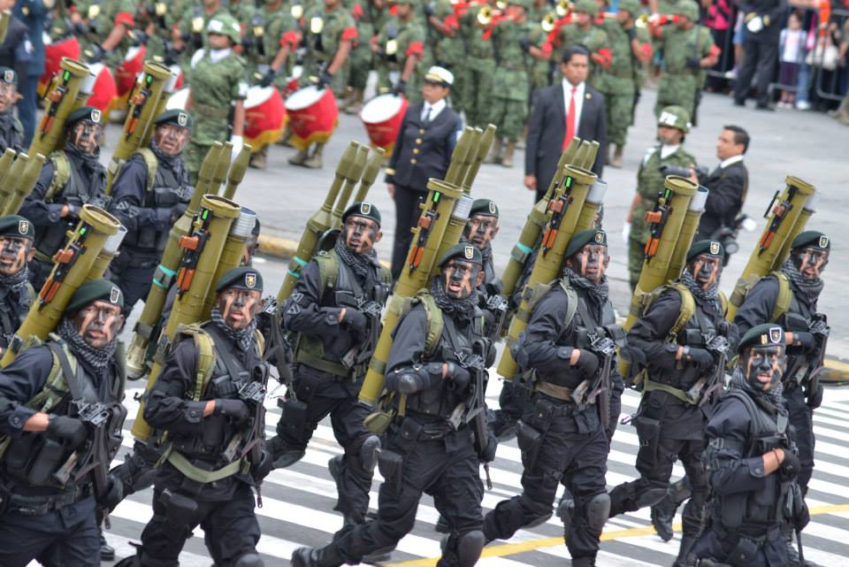 Hombre En Guerrero De Traje Militar Muyahidines En Tiempos