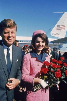 El presidente y la primera dama son recibidos en el aeropuerto de la ciudad.