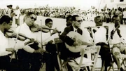 El artista Muhammad Salem bin Shamekh en un concierto popular de canto en Adén.