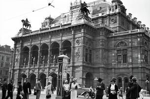 1920s-vienna-opera-house-and-people-paul-ranky