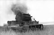 Bundesarchiv Bild 101I-216-0412-07, Russland, brennender russischer Panzer KW 1