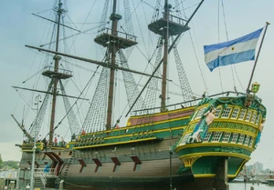 Nachbau eines französischen Ostindienseglers von 1770. Calais 2002