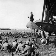 Armee Pastor predigt den Piloten, die wie die Fliegen sterben