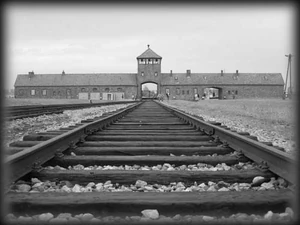 Campo de concentración de Auschwitz, donde fueron asesinados 5 millones de eslavos y romaníes antes de ser liberado por los rusos.