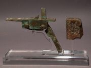 Western-Han-Dynasty-crossbow-and-weapon