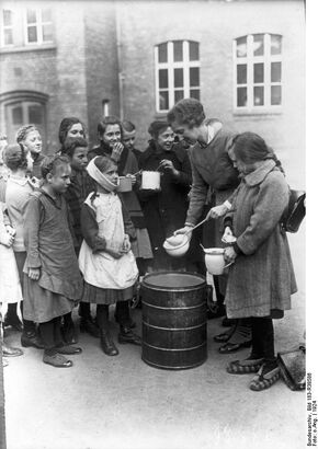 Bundesarchiv Bild 183-R38586, Berlin, Essen für bedürftige Kinder