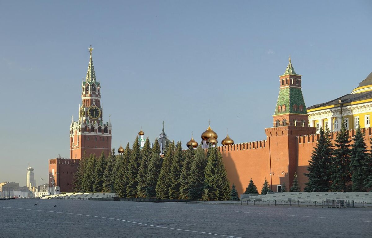 Спасская башня Кремля с мавзолеем