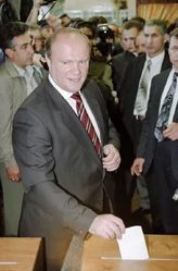 Геннадий Зюганов голосует во втором туре 