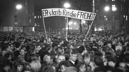 Trauerkundgebung vor dem Rathaus Schöneberg in Berlin, dem späteren Lyndon B. Johnson-Platz, Berlin 25
