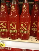 Известный советский газированный напиток "Ленинский", в Британии известный как "Leninad" на прилавке магазина в Манчестере.