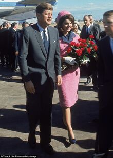 JFK y Jacqueline Kennedy en el aeropuerto de Dallas