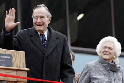 George HW Bush and Barbara Bush Dec 7 2009 - National Museum of the Pacific War