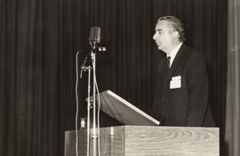 El rector Thayer procediendo a la ceremonia de inauguración del Primer Seminario Inter-universitario Austral chileno-argentino.