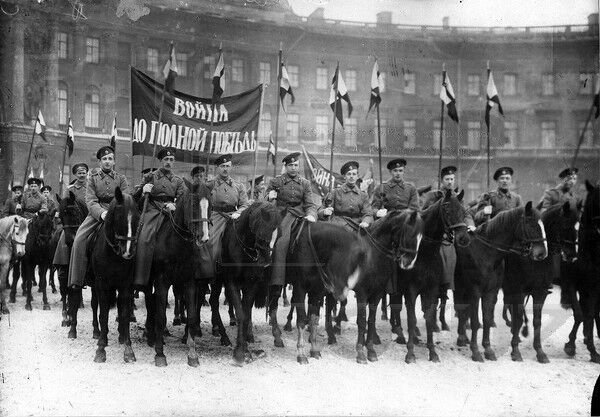 Парад на Дворцовой площаде 1922 (МРГ).jpg