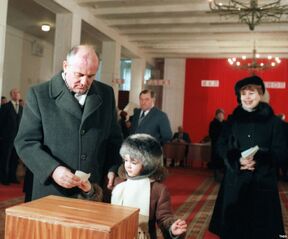 Горбачёв на избирательном участке
