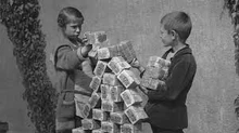 In Österreich ist 1931 das Geld bereits so wenig wert, dass Kinder es bündelweise als Spielzeug benutzen
