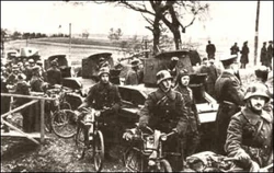 Lithuanian soldiers of the 2nd Division, supported by Vickers M1936 tankettes of the 3rd Tank Company of the Šarvuočių rinktinė (Armoured Group) on the offensive southwest of Wilno (Vilnius).