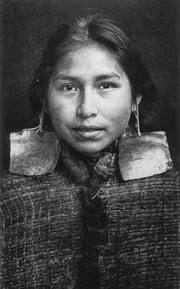 Dzawa̱da̱ʼenux̱w girl, U'magalis, wearing abalone shell earrings, a sign of nobility and worn only by members of this class.