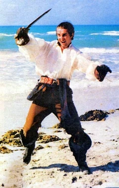 Леонид Ярмольник в роли пирата Левасёра в фильме «Одиссея капитана Блада»