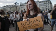 Gallish protestors, one with a sign reading 'Suléian ívi mó cró' (Government drink my blood)