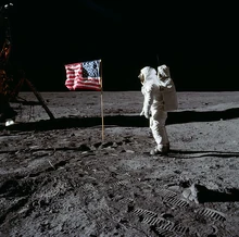 El astronauta Buzz Aldrin junto con la bandera americana el 20 de julio de 1968.