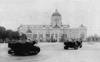 Tanks-outside-ananta-samakhom-throne-hall