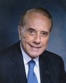 El senador Bob Dole era la competencia del vicepresidente Bush en las primarias.