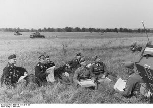 Bundesarchiv Bild 146-1972-045-08, Westfeldzug, Rommel bei Besprechung mit Offizieren