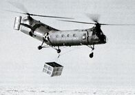 Piasecki H-21 Workhorse "Flying Banana" des Support Wings der USAAF transportiert Last 1956