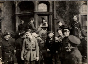 Группа «чёрно-пегих» и «огзи» возле гостиницы «London and North Western Hotel» в Дублине после атаки ИРА