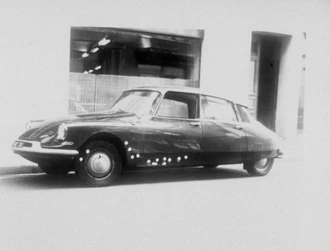 Автомобиль де Голля со следами пулевых отверстий