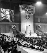 Der Faschist Oswald Mosley als starker Mann Großbritanniens, Parteiveranstaltung BUF