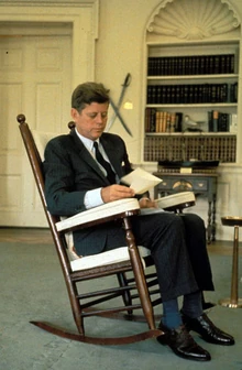 El presidente lee en la Casa Blanca, aproximadamente un mes después del atentado en su contra.