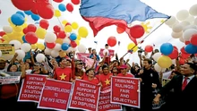 Filipinos and Vietnamese celebrate the decision of the UN arbitration in Manila.