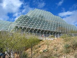 800px-Biosphere2 aussen