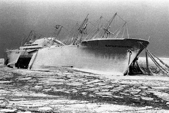 Примерзший к волнорезу корабль в порту Гдыни 2 января 1979 года