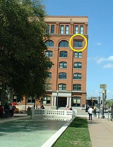El edificio del depósito de libros en la actualidad. Desde aquella ventana se realizaron los disparos.