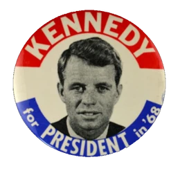 Robert "Der Gute Bobby" Kennedy war 1968 der schärfste Gegenspieler Humphreys innerhalb der Demokratischen Partei und Vietnamgegner, damit stand ihm die Präsidentschaft offen