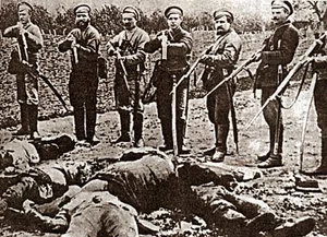 Бойцы ВАУ расстреливают коммунистов.