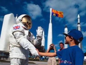 Astronaut der Krone begrüßt jungen Bewunderer, Nordafrika, Port Skyhook 117 n.A.