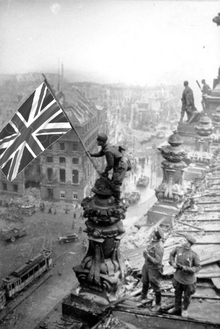 Bandera del Reino Unido sobre el Reichstag.png